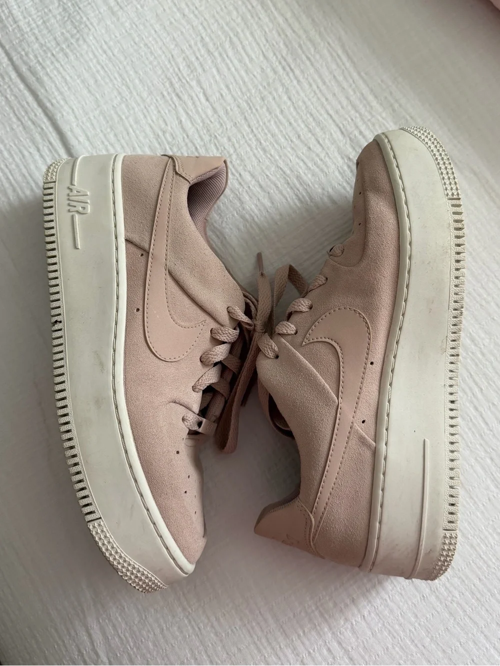 Nike Women’s Suede Low-Top Platform Sneaker - Blush Pink